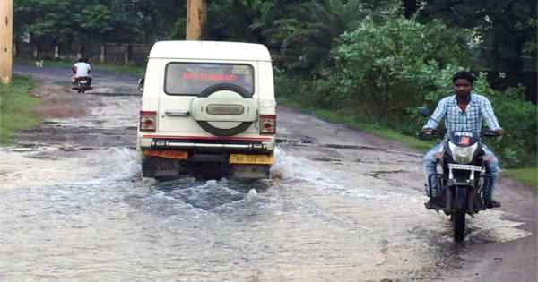 इसी सड़क से हर रोज गुजरते हैं ईसीएल के अधिकारी