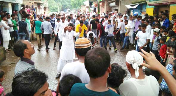 मुहर्रम अखाड़े में करतब दिखाते श्रद्धालु