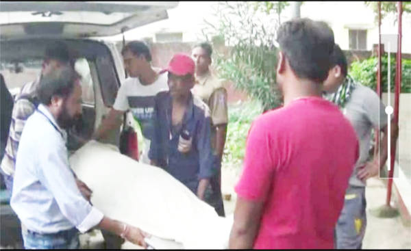 लाश को पोस्ट पार्टम के लिए ले जाते लोग