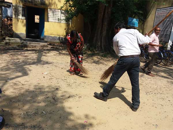 विद्यालय की सफाई में भी खुद ही लग जाते हैं