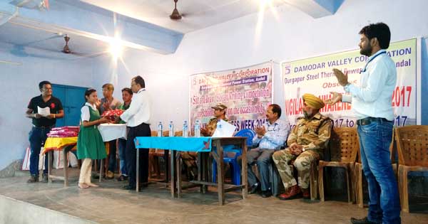 पुरस्कार वितरण करते परियोजना प्रधान श्री झा एवं अन्य अधिकारीगण