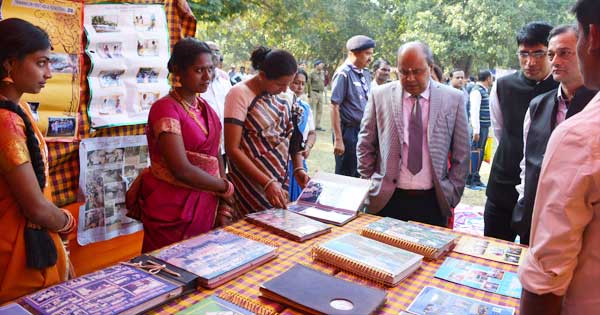 मधुपुर स्टेशन चतुर्थ अखिल भारतीय रेलवे रोवर-रेंजर समागम का दौरा करते डीआरएम पीके मिश्रा