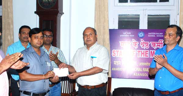 धीरज श्रीवास्तव/पोर्टर, चित्तरंजन को नकद पुरस्कार देते हुये डीआरएम पी के मिश्रा
