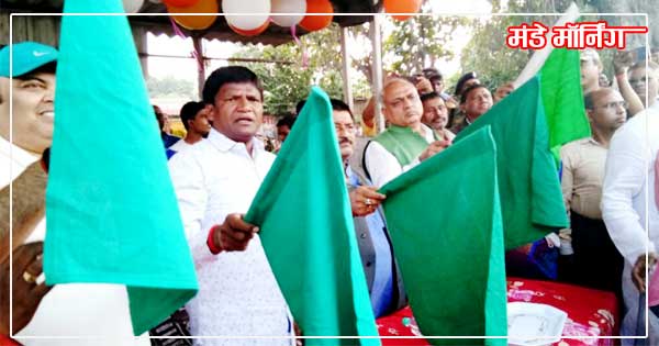  सोनाडीह स्टेशन से मेमू ट्रेन को हरी झंडी दिखाकर रवाना करते विधायक ढुल्लू महतो एवं अन्य 