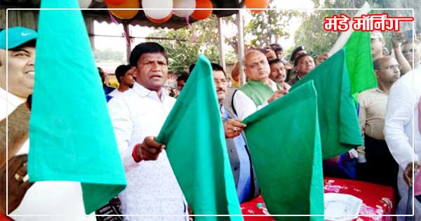 सोनाडीह स्टेशन से मेमू ट्रेन को हरी झंडी दिखाकर रवाना करते विधायक ढुल्लू महतो एवं अन्य