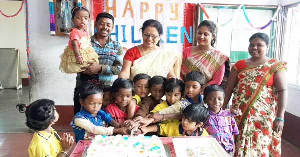 केक काटते हुए लिटिल एंजेल और अनाथाश्रम के बच्चे