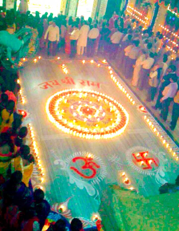 दीपों की रौशनी से जगमगा गया पूरा सीताराम मंदिर 