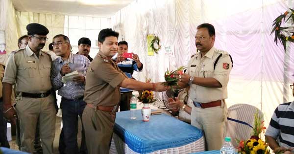 ए सी पी (ट्रैफिक) अजय शंकर चटर्जी को सम्मानित करते हुए एस ० आई० गौतम तालुकदार