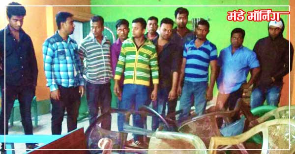 तोड़-फोड़ के बाद कार्यालय को देखते तृणमूल कार्यकर्ता
