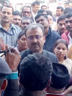 स्वस्थ्य मंत्री को पत्र सौंपते लोग
