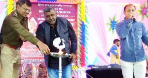 कार्यक्रम की शुरुआत डीसीपी अभिषेक मोदी और मेयर जितेंद्र तिवारी ने दीप प्रज्वलित कर किया