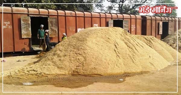 रानीगंज स्टेशन रैक पर बालू की लदाई करते श्रमिक