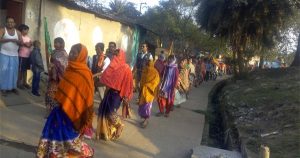 काफी संख्या में महिला एवं पुरुष शामिल हुये इस विरोध जुलूस में