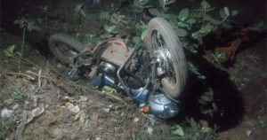 भाजपा कार्यकर्ता का क्षतिग्रस्त वाहन 