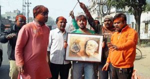कुल्टी में जीत का जश्न मनाते भाजपा कार्यकर्ता