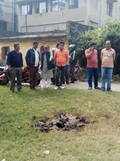 सुबह में घटना स्थल को देखते लोग