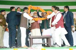 मुख्य मंत्री को स्वागत माल्यार्पण करते हुये अतिथिगण