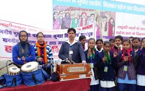 मुख्यमंत्री के स्वागत में गीत प्रस्तुत करते स्कूली बच्चे