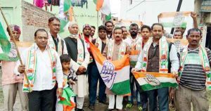 झण्डा बांधो अभियान में शामिल कांग्रेस कर्मी