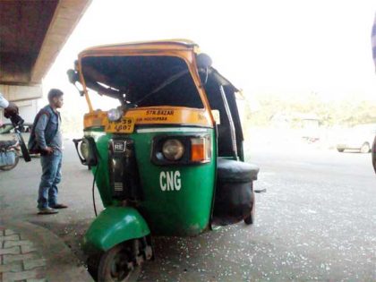 दुर्घटना में बुरी तरह से क्षतिग्रस्त हो गयी ऑटो