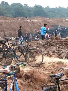 सैकड़ों की संख्या में कोयला लूटते ग्रामीण