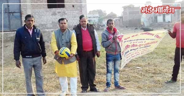 बाॅलीबाॅल का शुभारंभ करते अतिथि