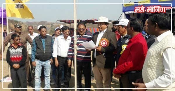 लोदना में आंचलिक खेल कूद प्रतियोगिता का उद्घाटन करते क्षेत्र के महाप्रबंधक कल्याणजी प्रसाद