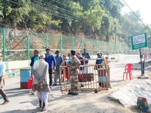 निर्धारित ड्यूटी के अलावा अतिरिक्त ड्यूटी करते नजर आए सीआईएसएफ़ के जवान