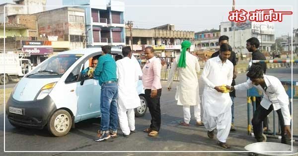 मिलाद-उन-नबी के अवसर पर मिठाई वितरण करते लोग