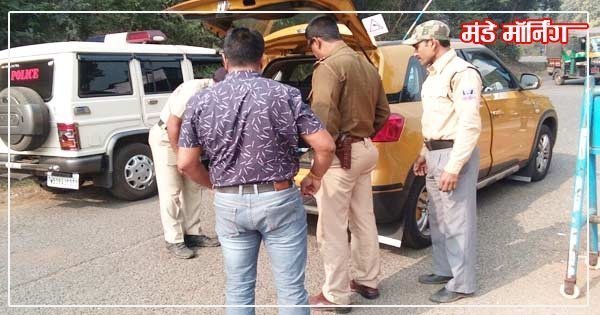 चेकपोस्ट पर वाहनों की जांच करती पुलिस