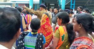 भारी भीड़ को संभालती पुलिस