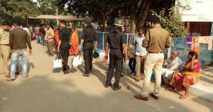 अस्पताल के बाहर तैनात पुलिस बल