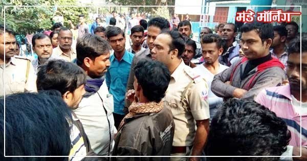 अपने बच्चे के लिए हंगामा करते लोगों को समझाती पुलिस