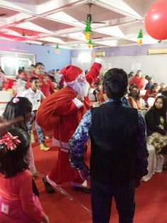 संस्था की संस्थापक अध्यक्षा मंजु गुप्ता ने सेंटा क्लाउस का रूप धर कर बच्चों को टॉफी एवं उपहार बांटे