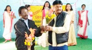 अंडाल ग्राम पंचायत के प्रधान चिरंजीव राय को सम्मानित करते हुये विद्यालय के शिक्षक प्रभारी रंजीत साव