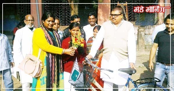 छात्रा को साइकिल के साथ गुलदस्ता भेंट करती वर्ड पार्षद सीमा सिंह साथ में तृणमूल नेता कंचन तिवारी