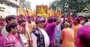 शोभा यात्रा में झूमते भक्तगण