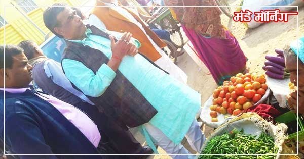 जागरूकता अभियान के दौरान सब्जी विक्रेता से पोलिथीन व्यवहार न करने का आग्रह करते लखीसराय नगर पालिका उपसभापति प्रो0 सुनील कुमार