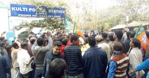 कुल्टी थाना के समक्ष प्रदर्शन करते भाजपा कार्यकर्ता