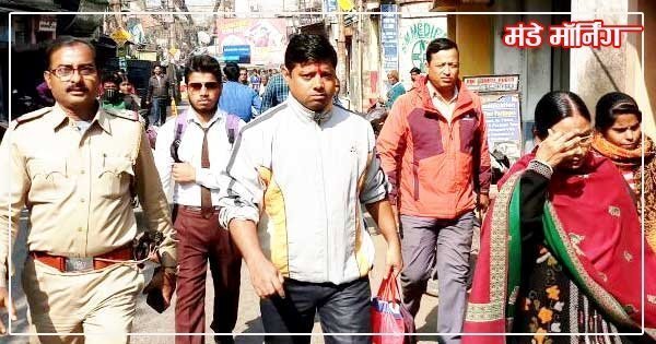 आरोपियों को गिरफ्तार कर ले जाती पुलिस