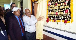 आसनसोल स्टेशन में सीसीटीवी निरीक्षण व्यवस्था का उदघाटन करते महाप्रबंधक