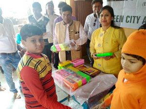 बच्चों में उपहार वितरित करते ग्रीन क्लब के सदस्यगण