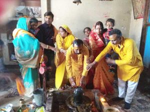 महंत चक्रधर नाथ के साथ रुद्राभिषेक करते लोग साथ में हैं सपत्नी मंडे मोर्निंग न्यूज़ नेटवर्क के प्रधान संपादक पंकज चंद्रवंशी 