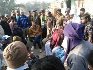 ग्रामीणों के साथ बैठक करते एसडीपीओ अशोक कुमार सिंह एवं अन्य नेतागण