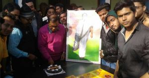 टीडीबी कॉलेज में जन्मदिन मनाते छात्र यूनियन के सदस्यगण