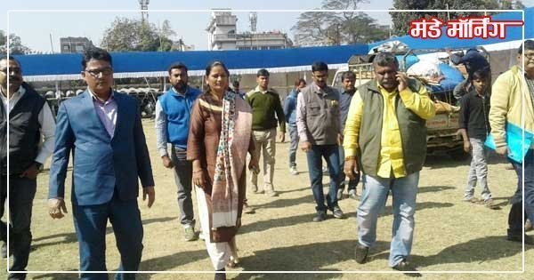 रानीगंज पुस्तक मेले की तैयारियों का जायजा लेते मेयर जितेंद्र तिवारी , साथ में हैं रानीगंज बोरो चेयरपर्सन संगीता सारडा