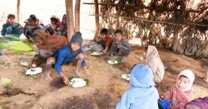 नव वर्ष पर वनभोज का लुफ्त उठाते जनजातीय बच्चे