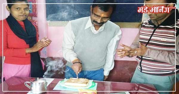 केक काटकर विद्यालय का स्थापना दिवस मनाते निर्मल गुप्ता मधेशिया एवं अन्य शिक्षक