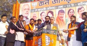 कई तृणमूल और माकपा समर्थक भाजपा का झण्डा थाम कर भाजपा में शामिल हुये