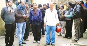 मुआवजे के लिए प्रबंधन का घेराओ करते श्रमिक
